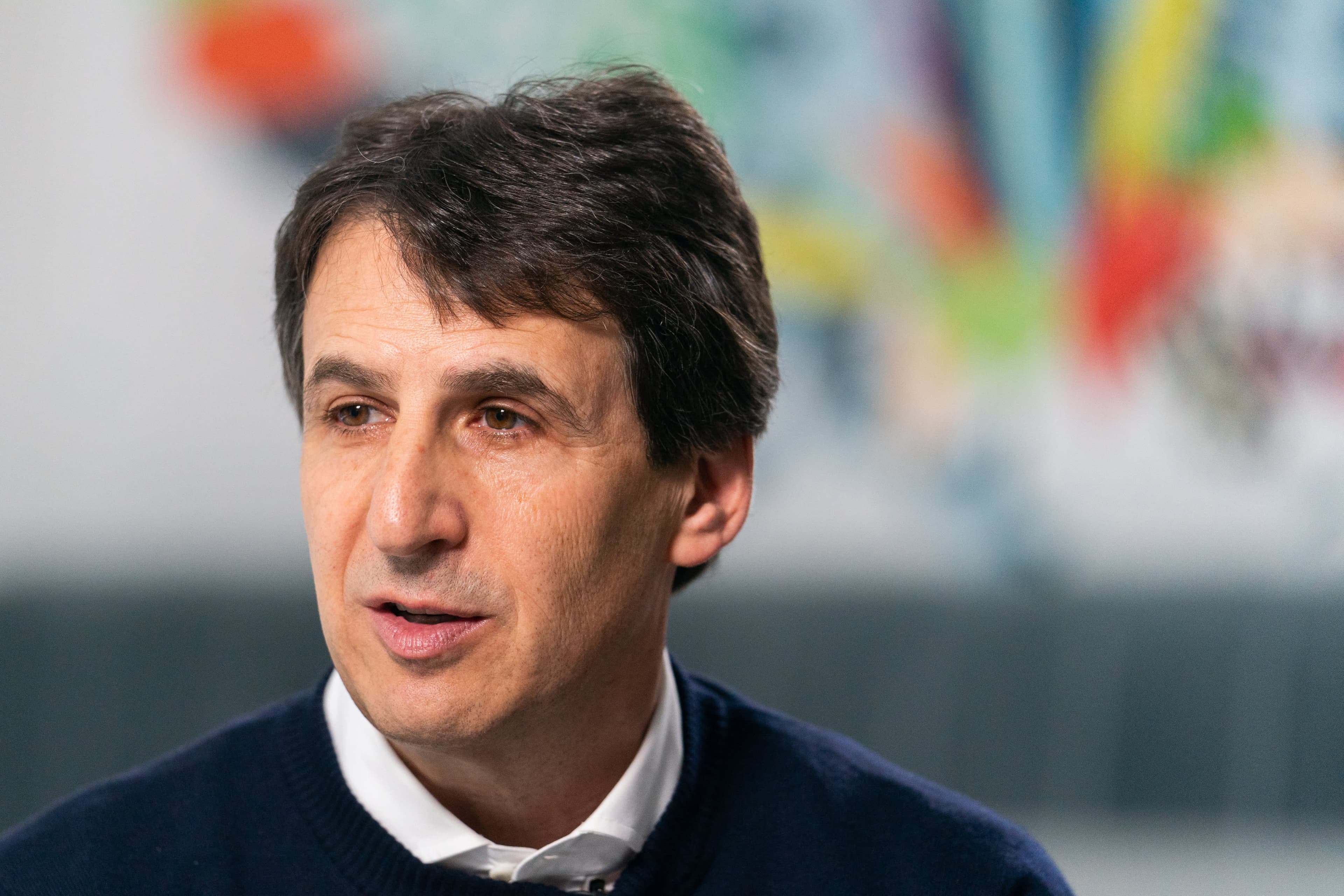 Apollo CEO Warns of Market Correction, Signals Defensive Positioning