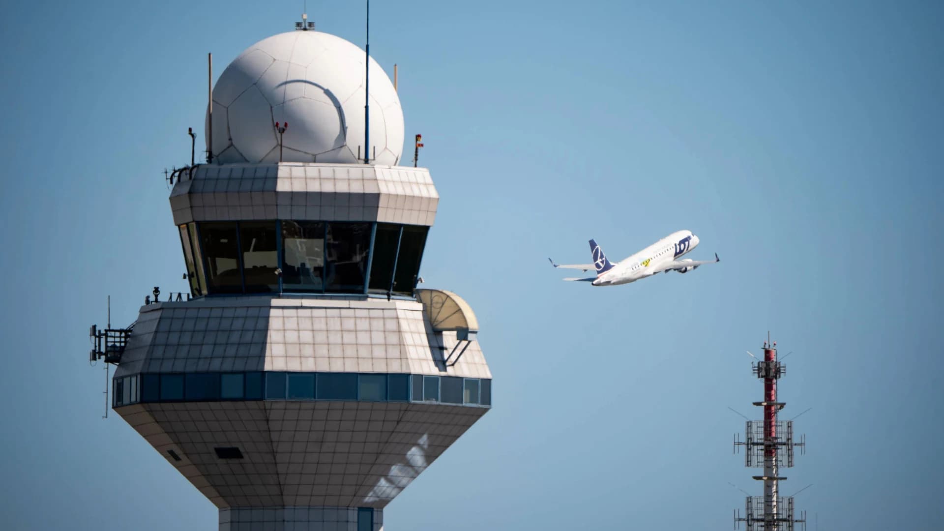 FAA Cuts 2,000+ Air Traffic Controller Positions Amid Staffing Overhaul