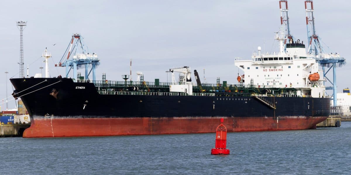 U.S. Ends Russia Oil Waiver, Tightening Global Energy Markets