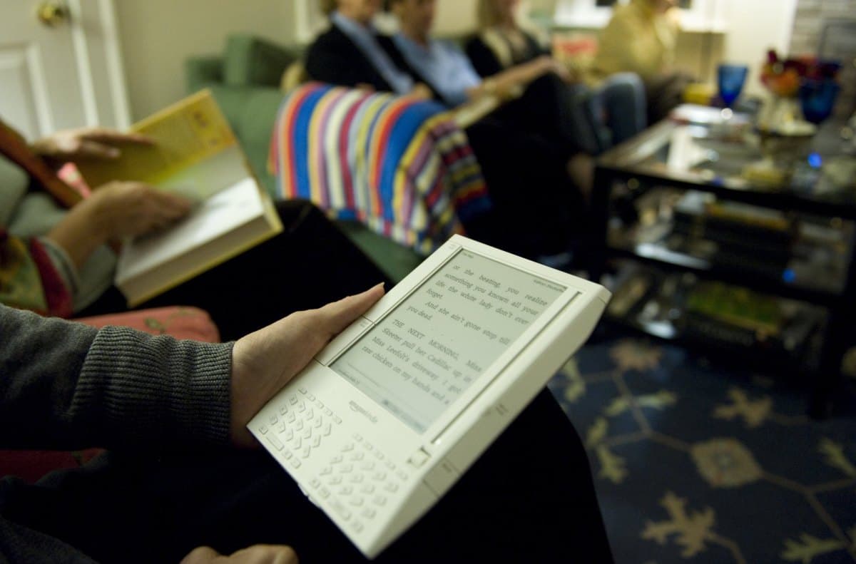 As Amazon Phases Out Older Kindles, Users Seek Workarounds