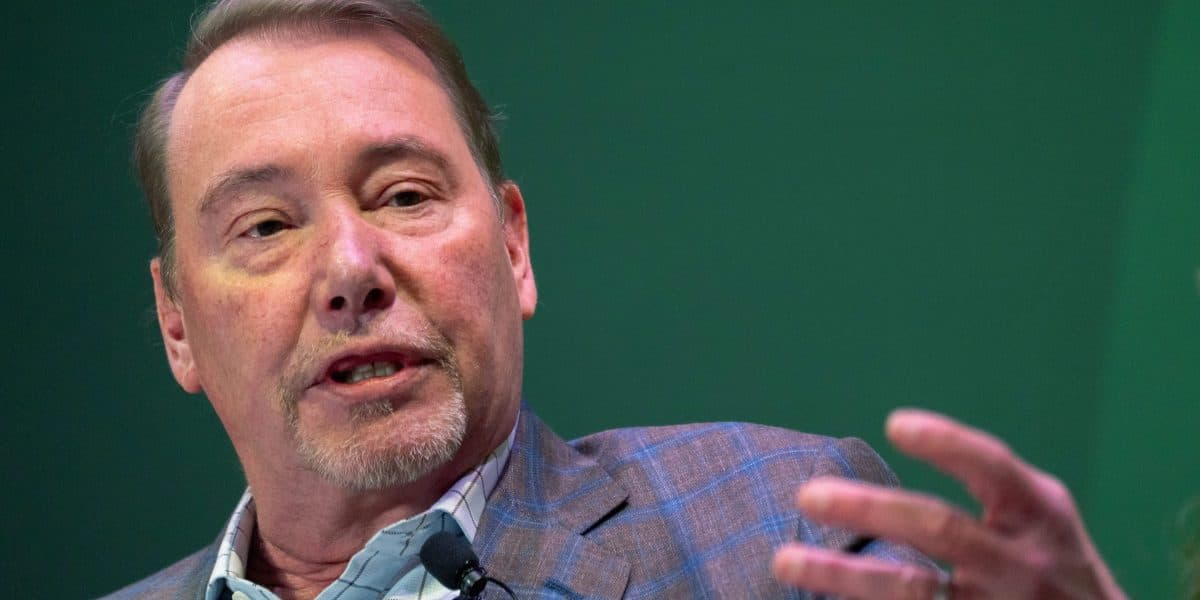 Fed Rate Cuts 'Not Possible,' Expert Warns as Warsh Takes Helm