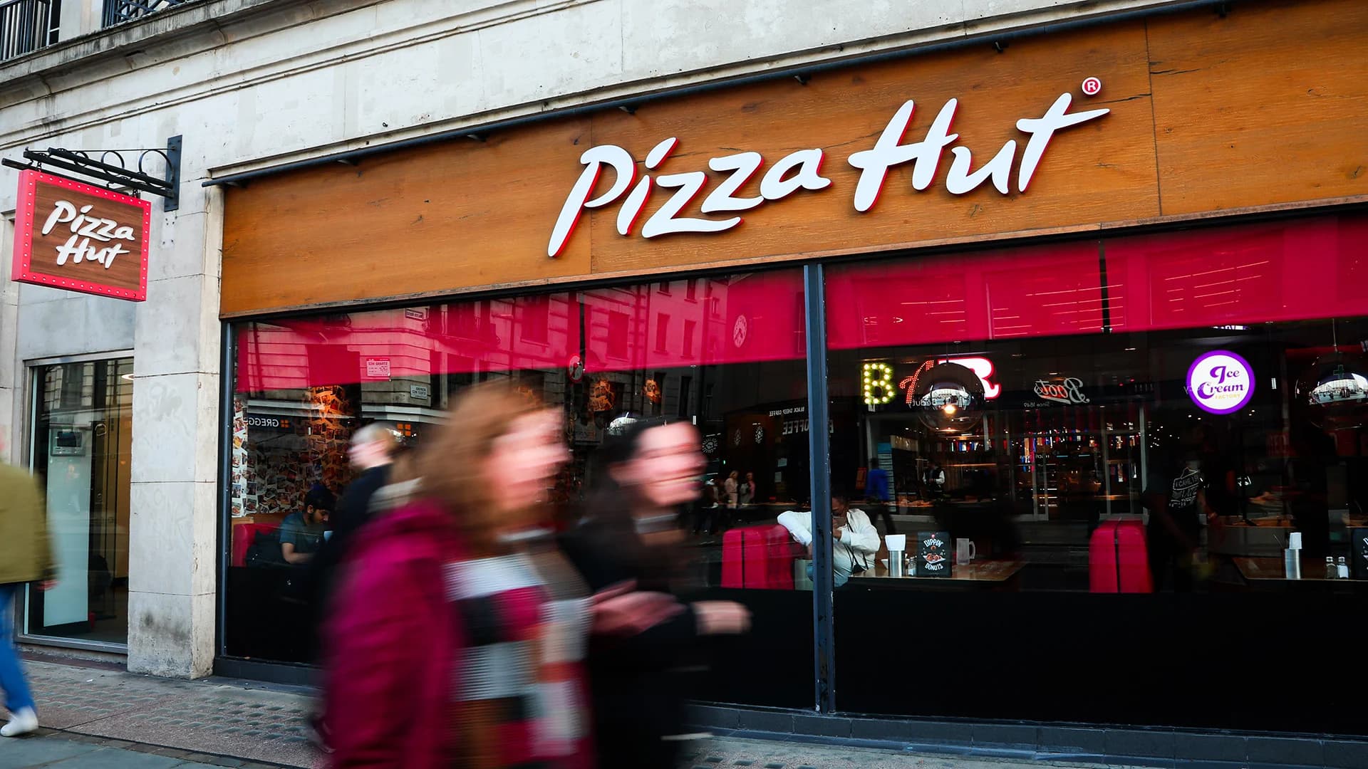 Pizza Hut Franchisee Sues Chain Over AI Delivery System