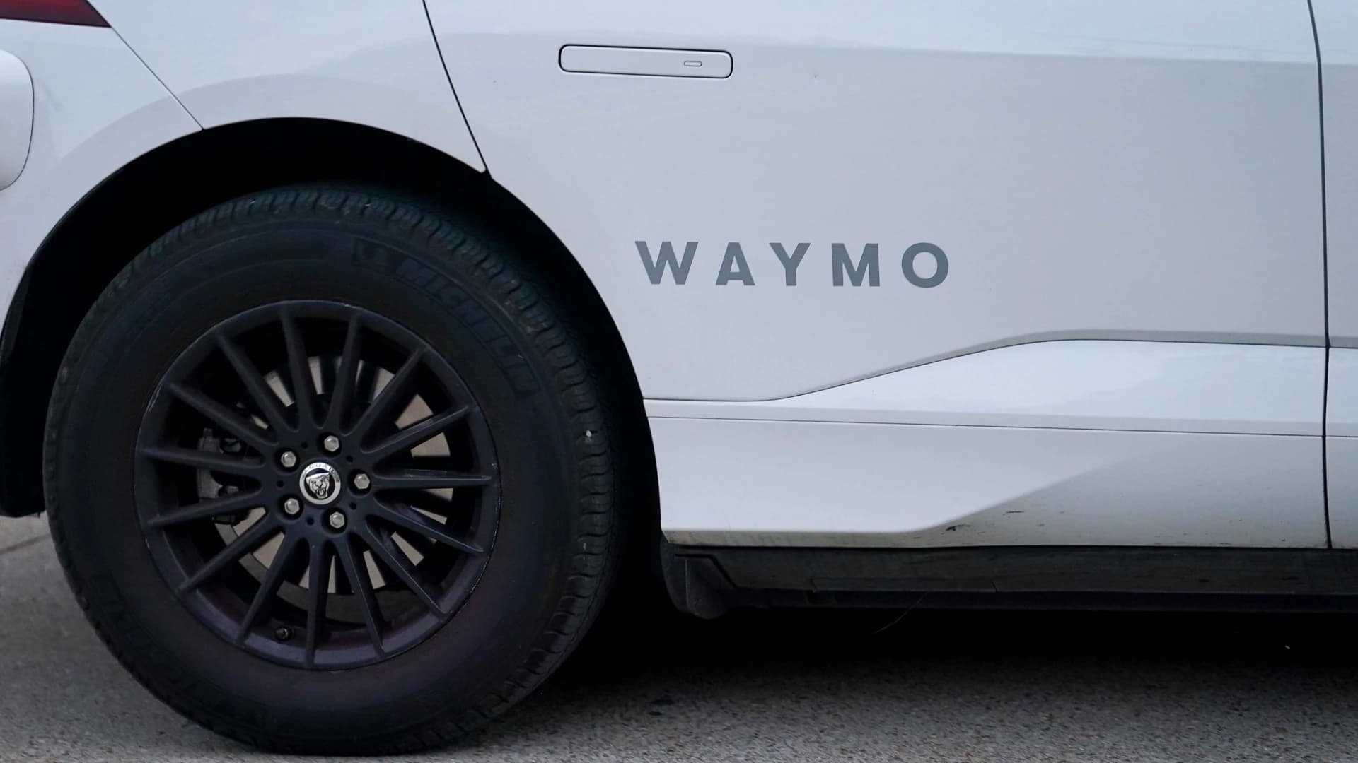 Waymo Temporarily Pulls Robotaxis Off Highways Over Navigation Concerns