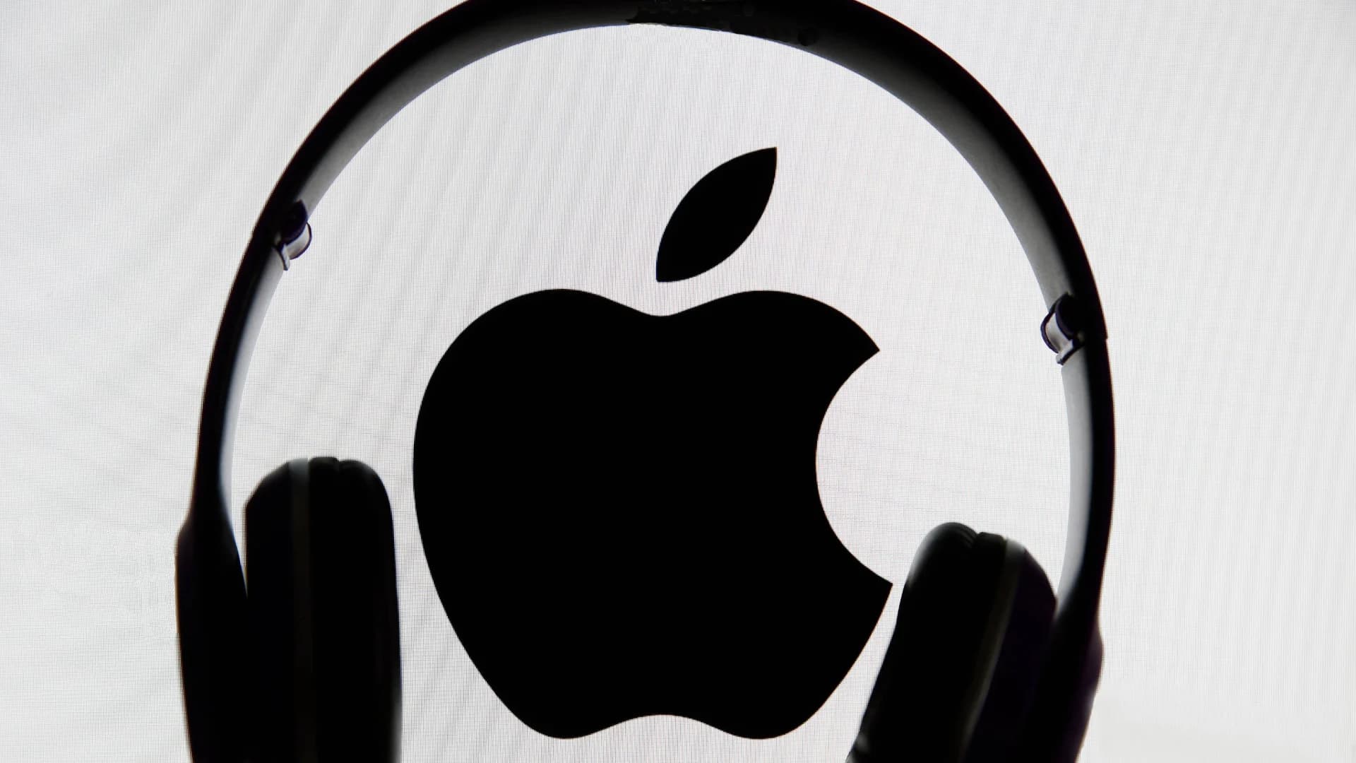 Apple's New Over-Ear Headphones Signal Shift in Audio Market