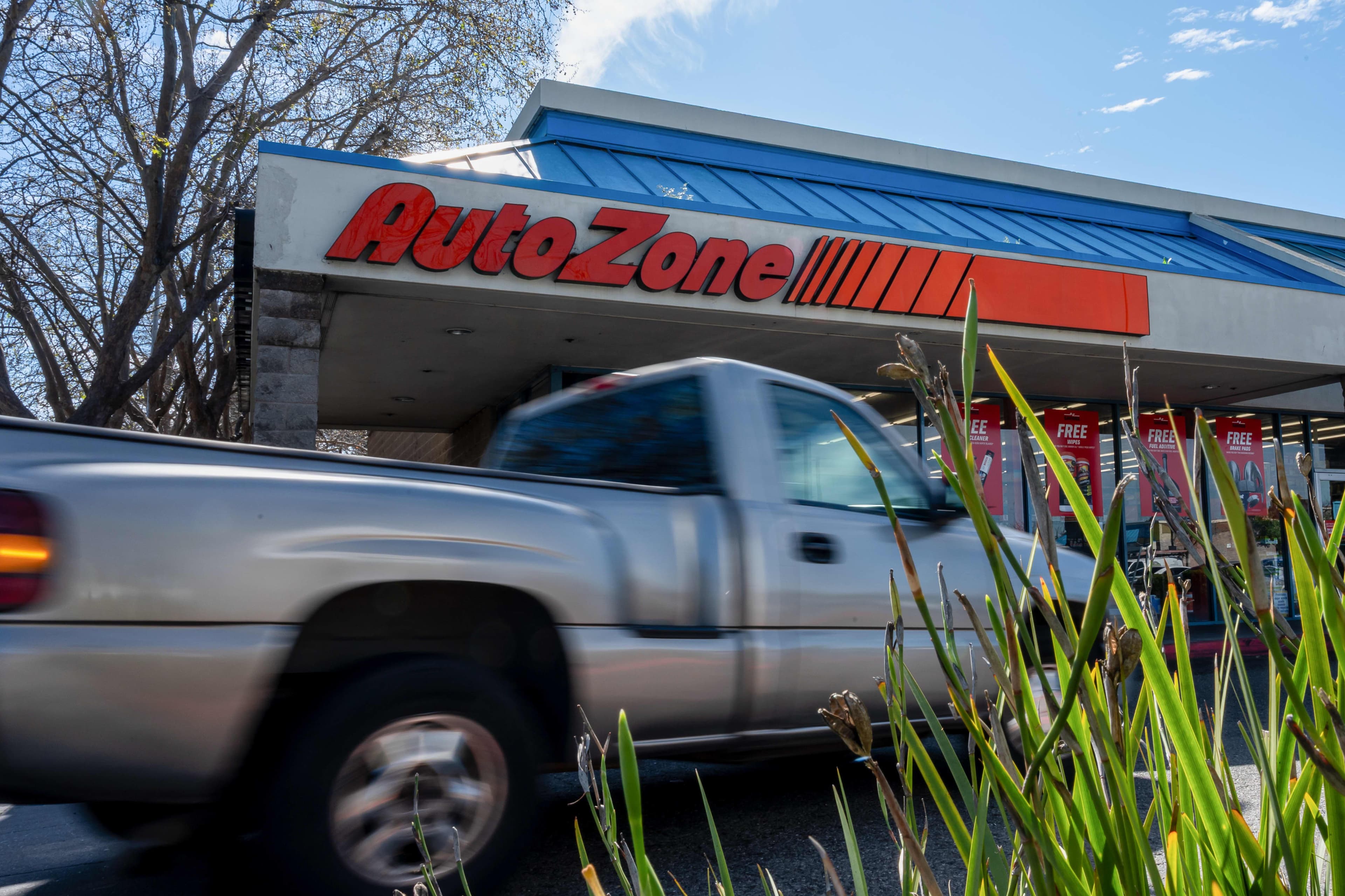 AutoZone Stock Plunges Despite Earnings Beat