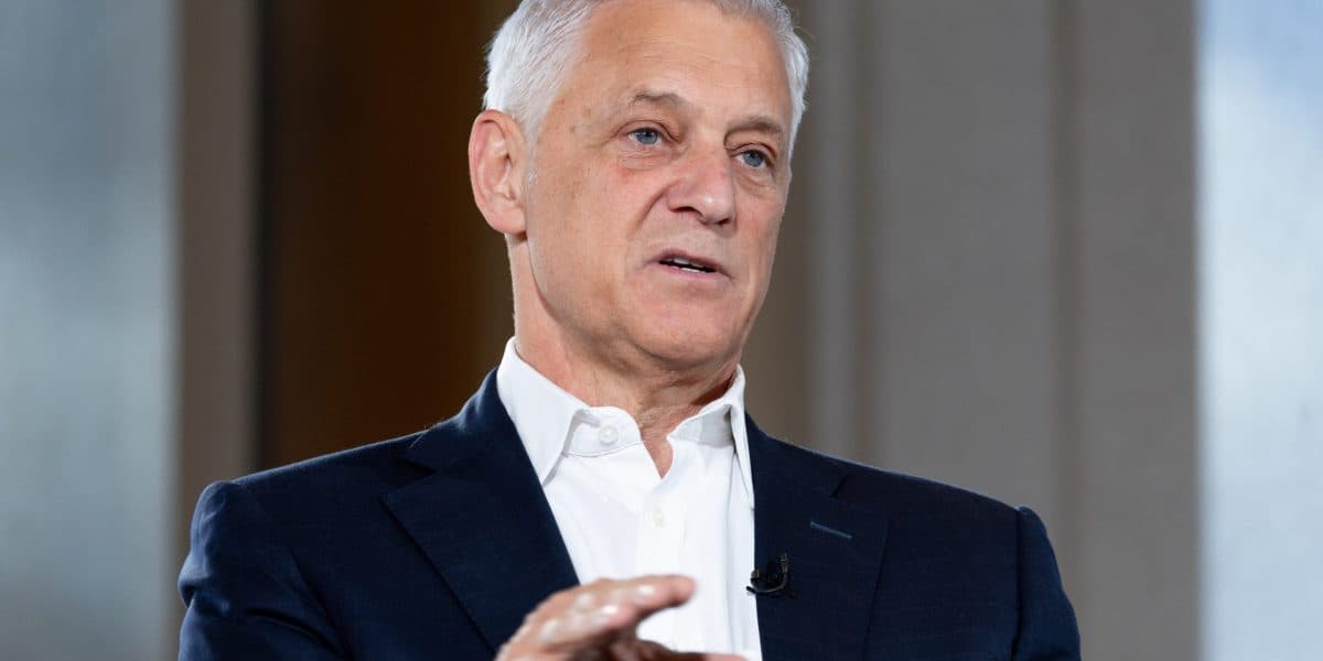 Standard Chartered CEO Apologizes for 'Lower Value' AI Workforce Comments