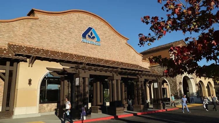 Albertsons Closing Stores Nationwide; Randalls Impact Uncertain