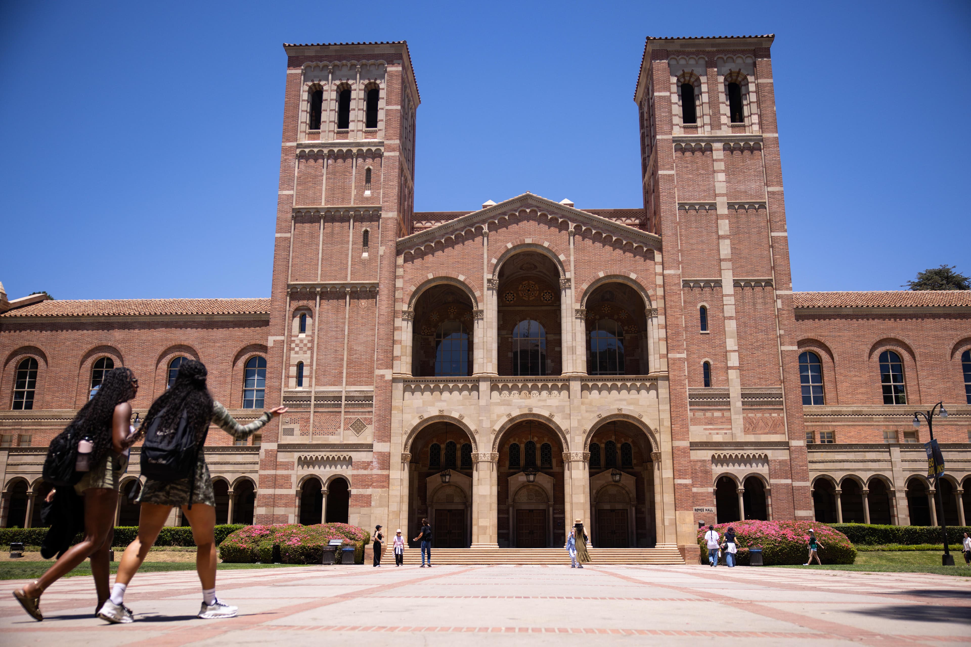 College Costs Soar to $100K Annually as Families Seek Aid