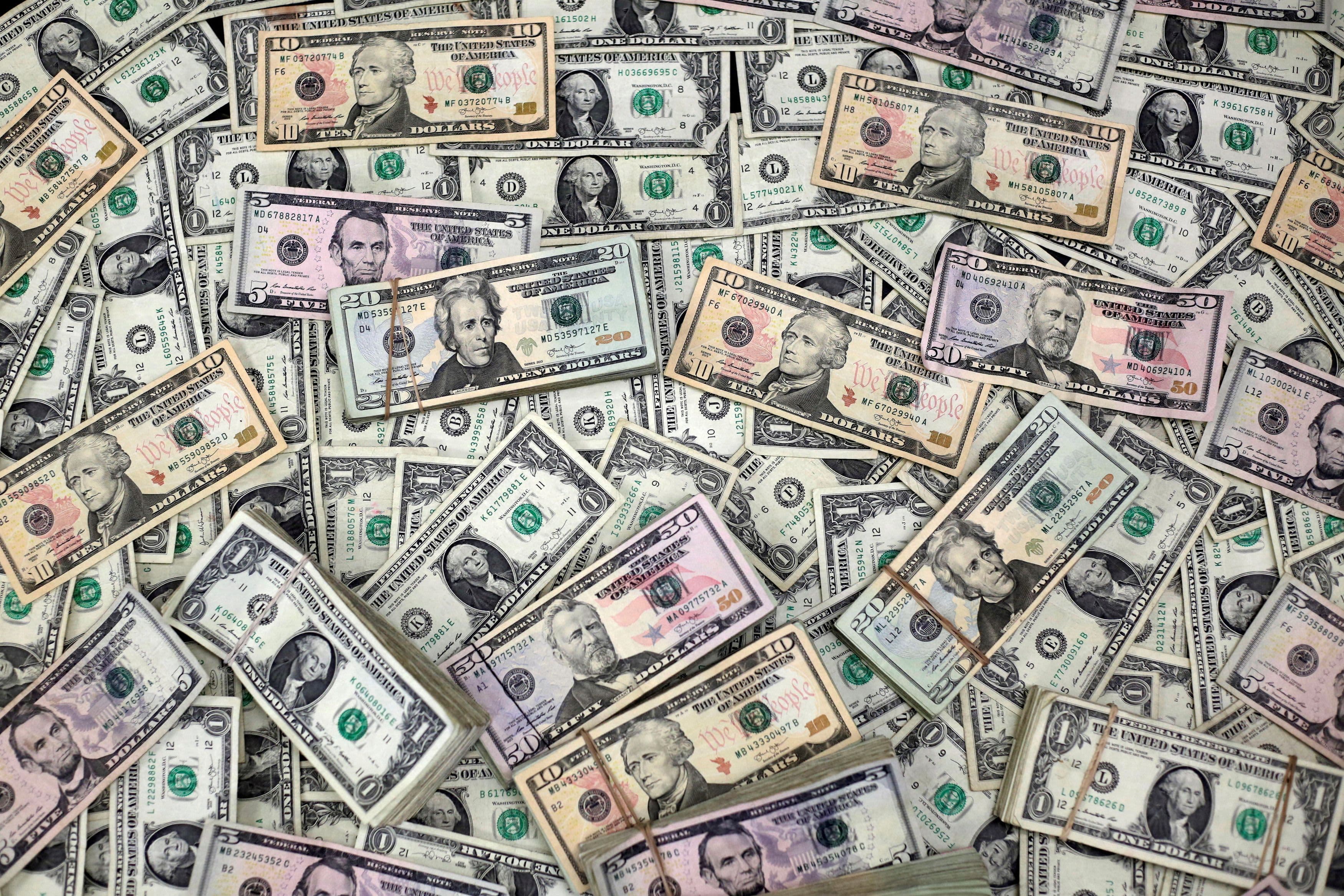 Investors Shift to Short-Term Bonds as Market Correction Looms