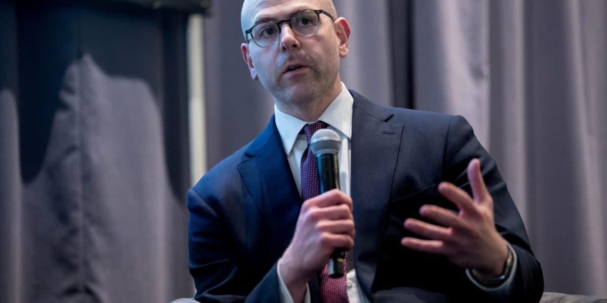 Fed's Miran to Step Down as Warsh Takes Chair