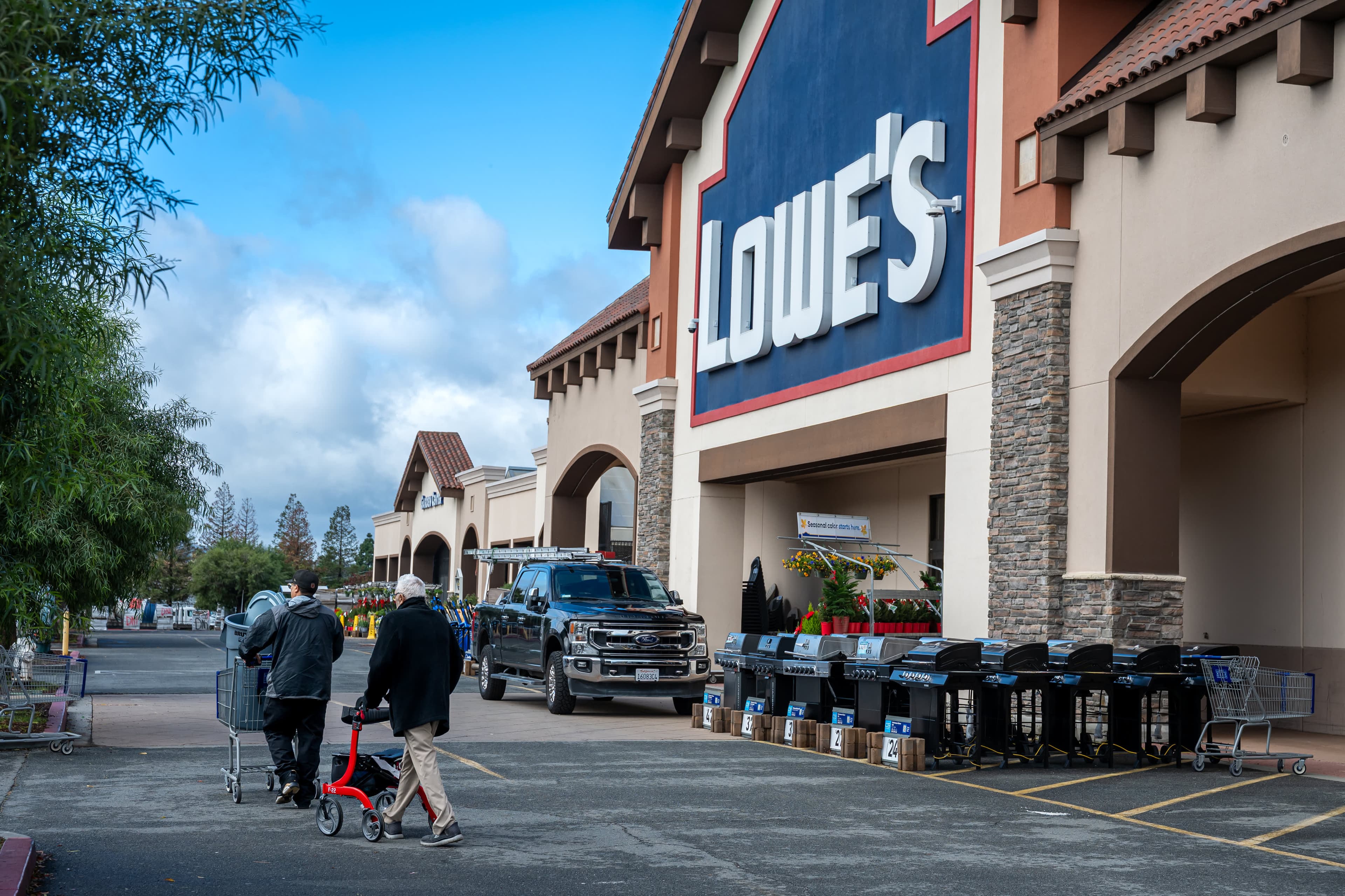 Lowe's Defies Housing Slowdown With Strong Q1 Results