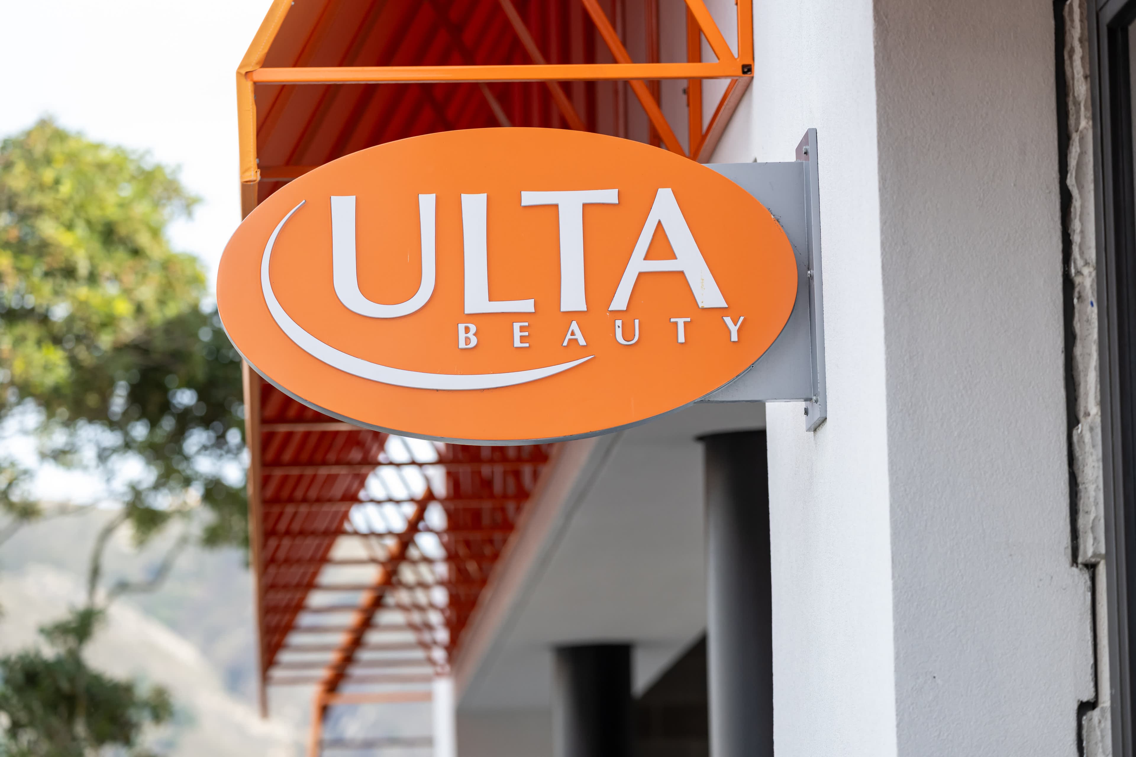 Ulta Beauty Beats Expectations, Raises Outlook
